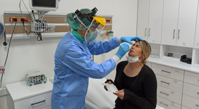 Virüsle mücadele eden sağlıkçıların bir günü...