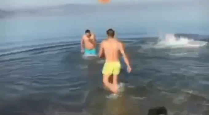 Sokağa çıkma yasağında denize girdiler!