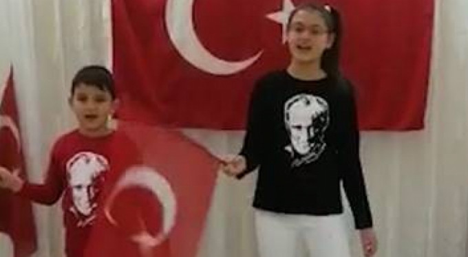 Evlerinde kalan öğrencilerin 23 Nisan coşkusu