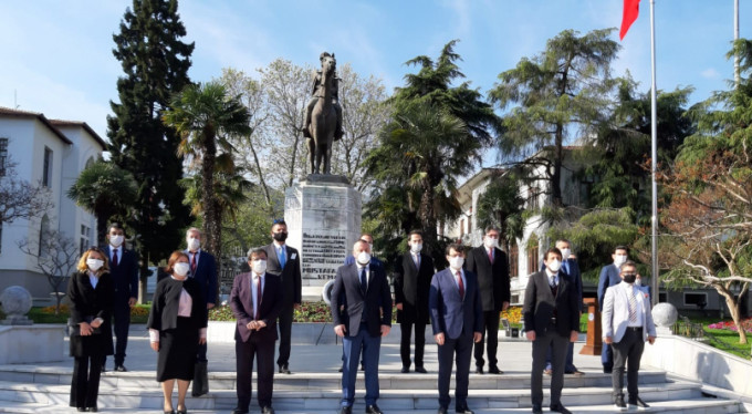 Bursa'da sosyal mesafeli 23 Nisan kutlaması