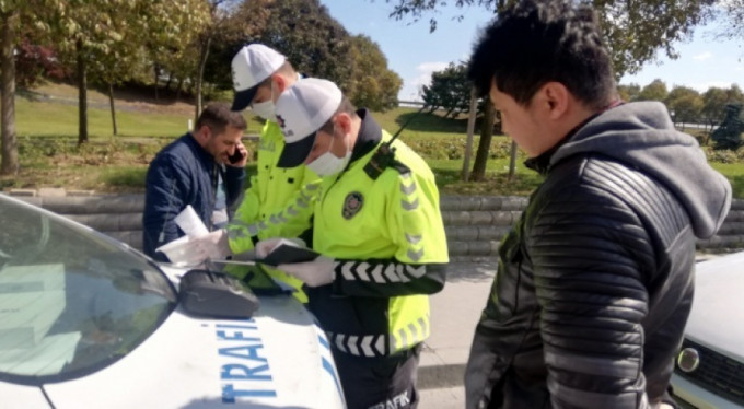 Sokağa çıkan adamdan ilginç bahane!
