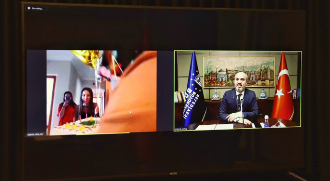 Karantinadan sıkılan Ebrar'a doğum günü sürprizi