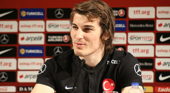 Çağlar Söyüncü'den 100 çocuğa hediye