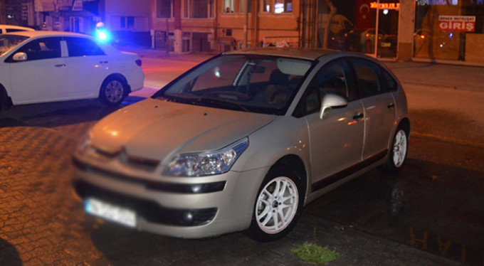 Tartıştığı babasının arabasını ateşe verdi!