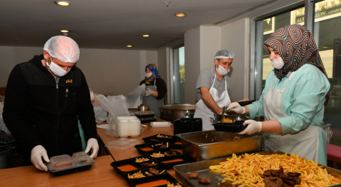 Osmangazi'de sıcak yemek dağıtımı başladı
