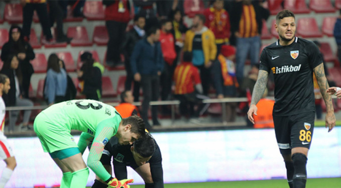 Takım arkadaşlarını ifşa etti!