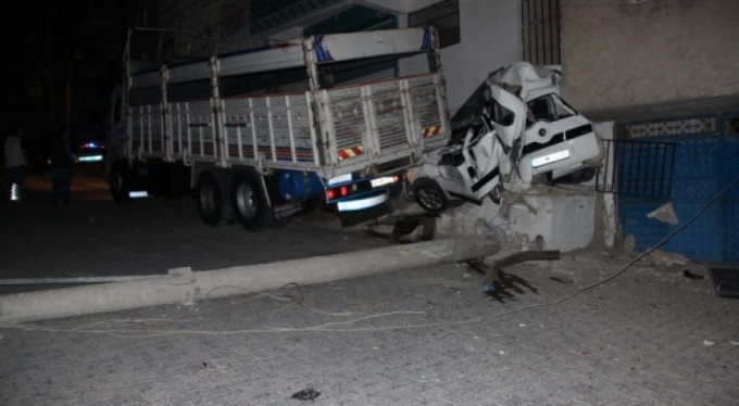 Freni boşalan kamyon dehşet saçtı!