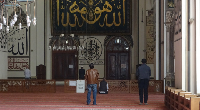 Bursalılar namazlarını Ulucami'de kılıyor