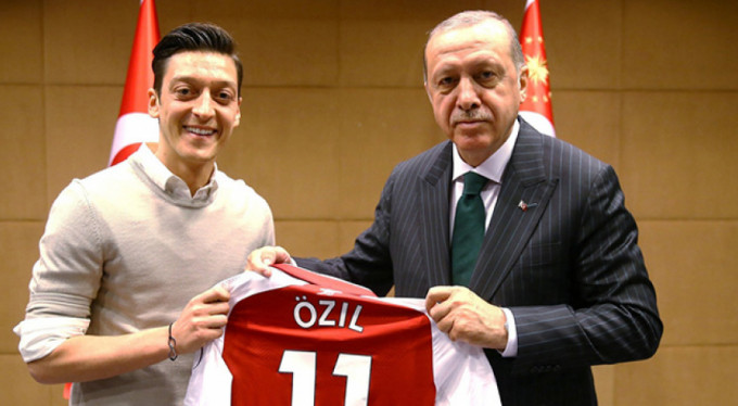 Mesut Özil'den Kızılay'a anlamlı bağış