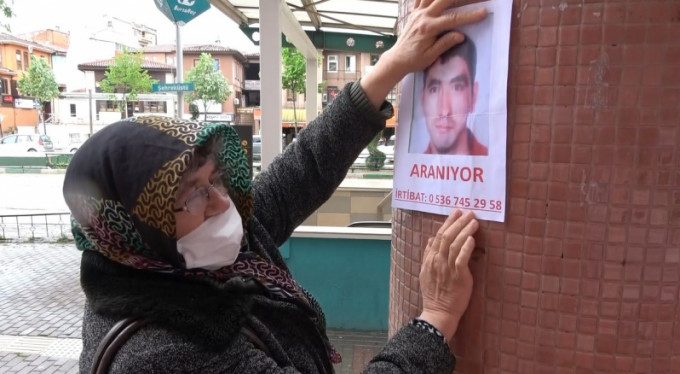 Bursa'da sokak sokak gezip engelli oğlunu arıyor