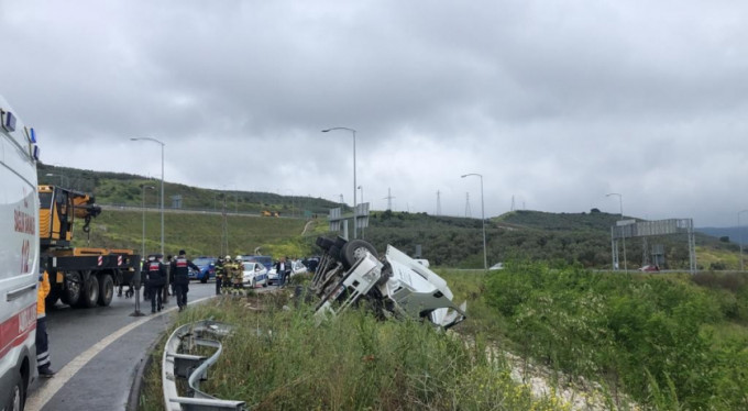 Bursa'da kamyon devrildi! 1 ölü