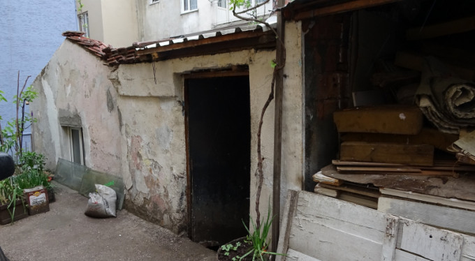 Öyle bir yerde kalıyor ki görenlerin içi acıyor