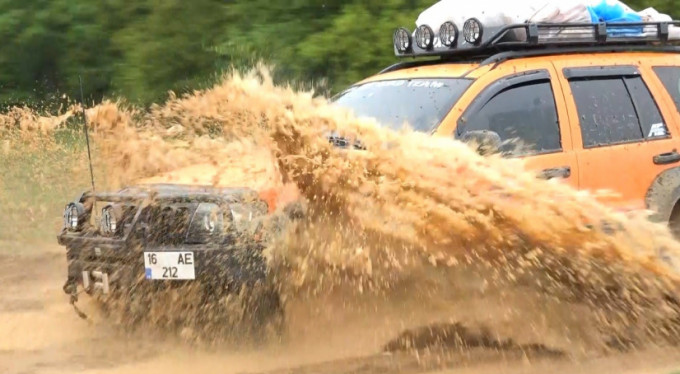 Hayvanlar aç kalmasın diye öyle engelleri aşıyor ki...