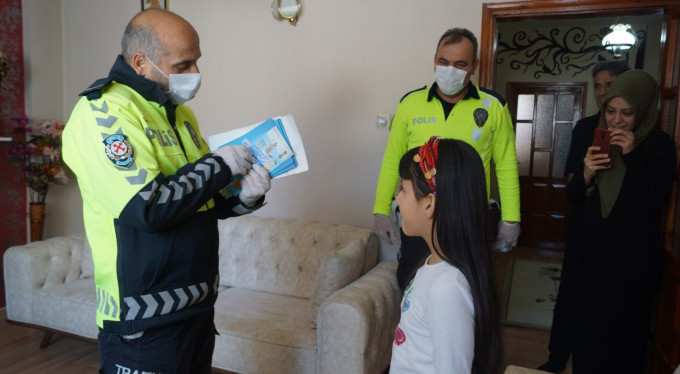 İstiklal Marşı'nı güzel okudu, ödülü kaptı!