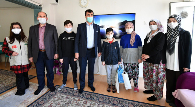 Osmangazi'de yetim çocuklara iftarlık ve hediye