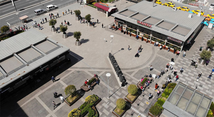 AVM önünde metrelerce kuyruk!