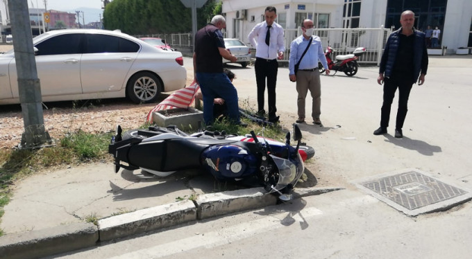 Bursa'da motosikletle otomobil çarpıştı!