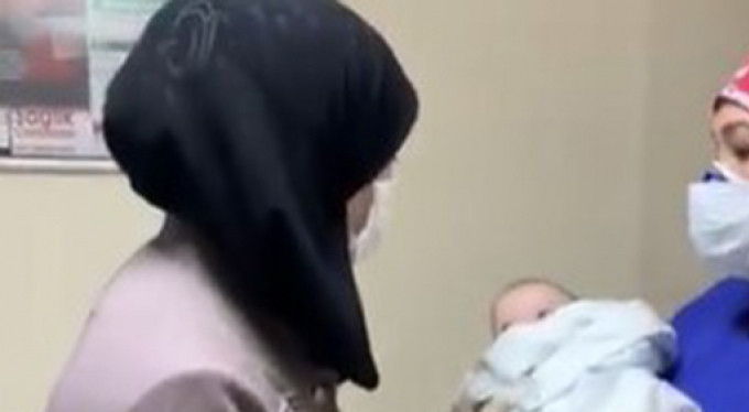 5 aylık bebek korona virüsü yendi!