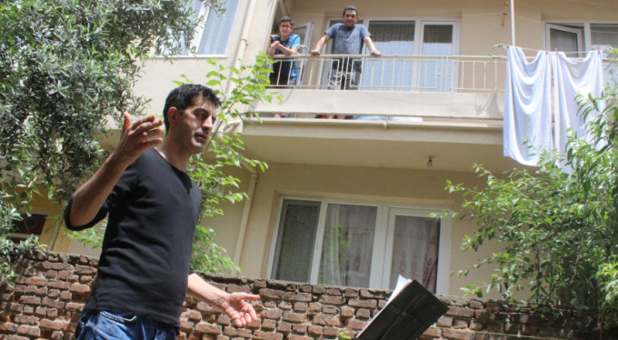 Korona virüse şarkı yazıp konser verdi