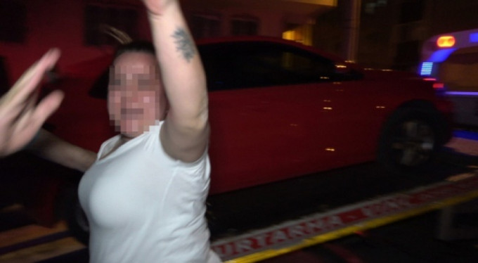 Alkollü yakalandı, sinirini bakın kimden çıkardı!