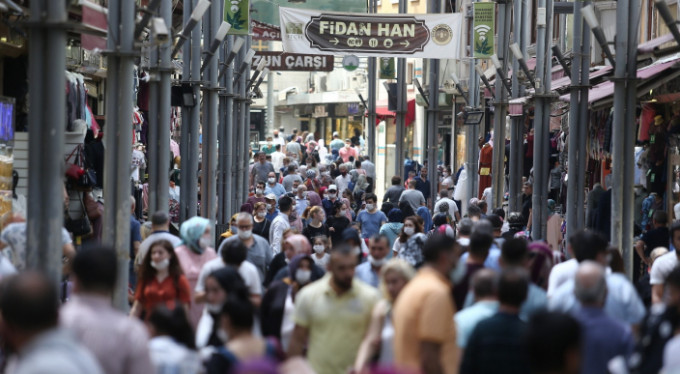 Bursa tarihi çarşıda bayram yoğunluğu