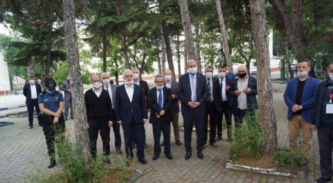 Camiler cemaate açıldı, şükür kurbanı kesildi