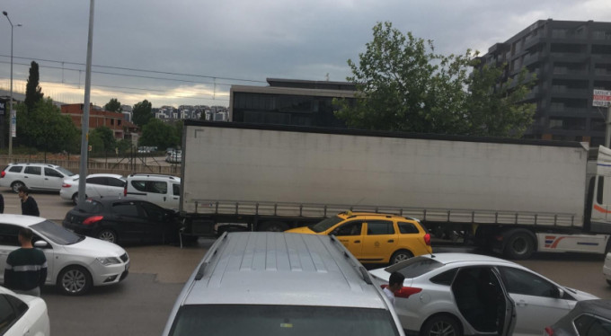 Bursa'da araçlara çarparak durdu!