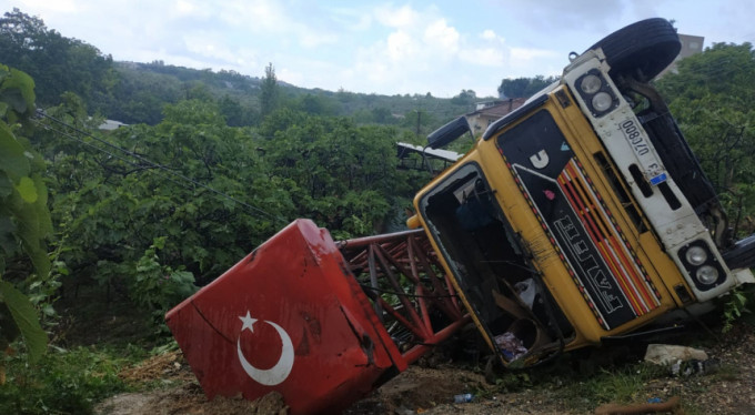 Bursa'da vinç devrildi!