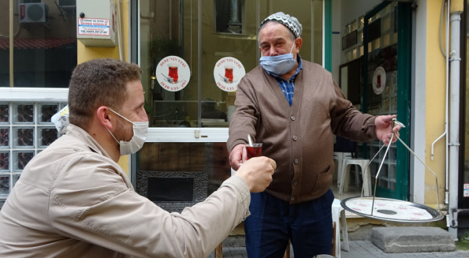 2,5 ay sonra dükk&acirc;nlarını açtı