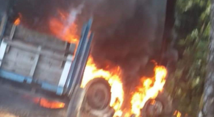 Tek başına yangını söndürmeye çalıştı ama...