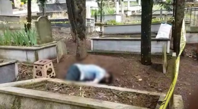 Bursa'da babasının mezarı başında intihar etti!