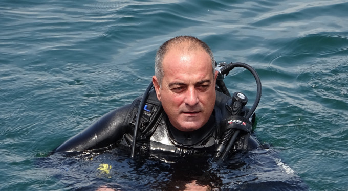 Belediye başkanı denize dalıp çöp topladı