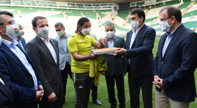 Bursasporlu futbolculara baklava jesti