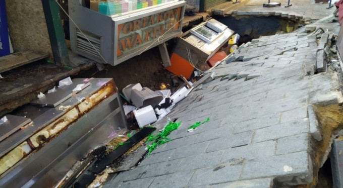 Korkutan göçük! Tüm dükkanlar boşaltıldı