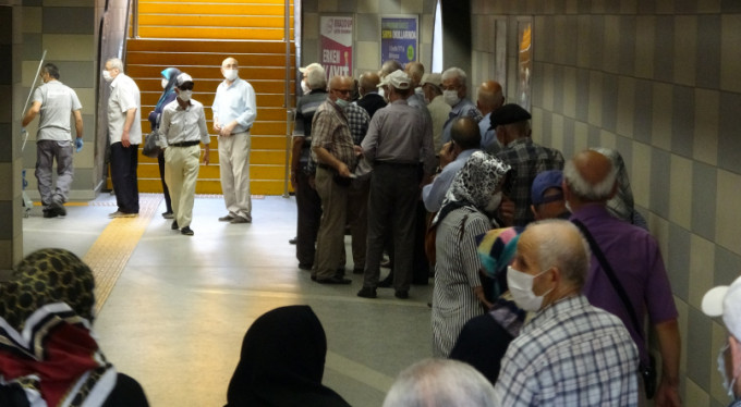 Bursa'da 65 yaş üstü oraya akın etti!