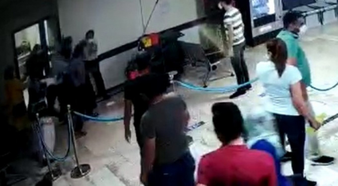 Kahraman sağlıkçıyı öldüresiye dövdüler!