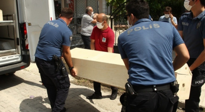 Boşanma aşamasındaki eşinin boğazını kesti!