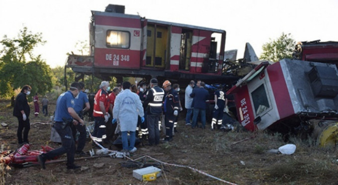 Yük trenleri çarpıştı! Ölü ve yaralılar var