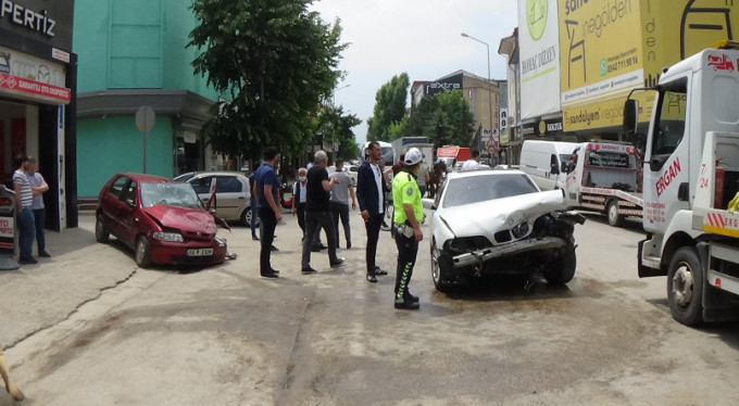 Bursa'da kafa kafaya çarpıştılar!