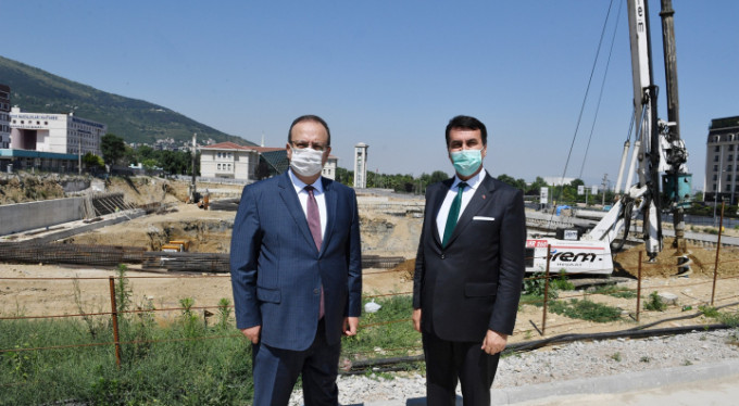 Vali Canbolat'tan Osmangazi Meydanı'na övgü