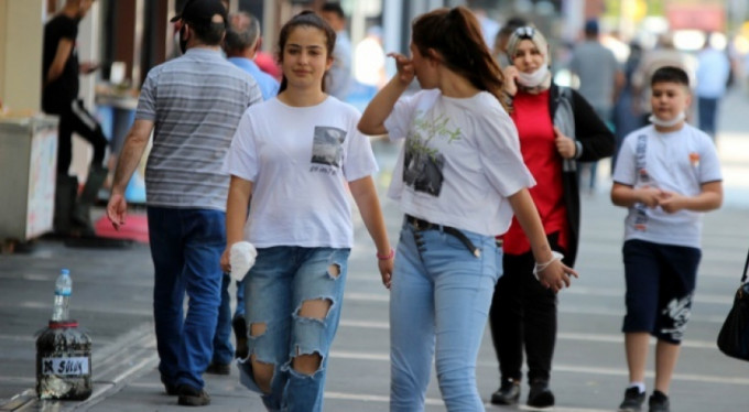 Maskeyi bakın neresine taktı!