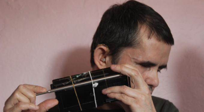 Görme engelli adam ayaklı nüfus kütüğü gibi!