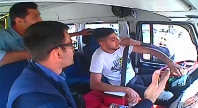 Minibüsçülerin yolcu kavgası kamerada!