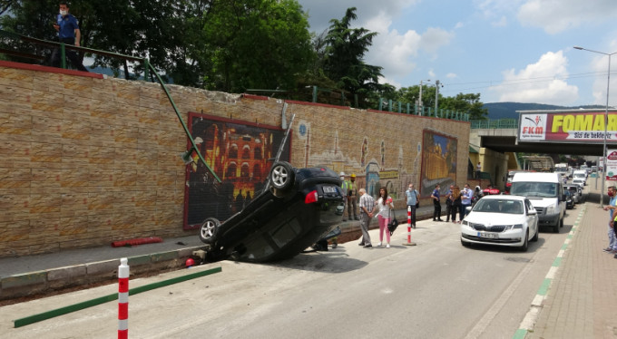 Bursa'da feci kaza! Kavşaktan uçtu