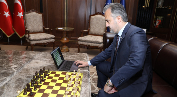 Online turnuvada ilk hamle Başkan Aktaş'tan