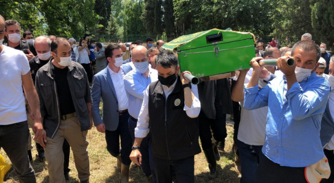 Bursa'da büyük dram... Tabutunu bakanlar taşıdı