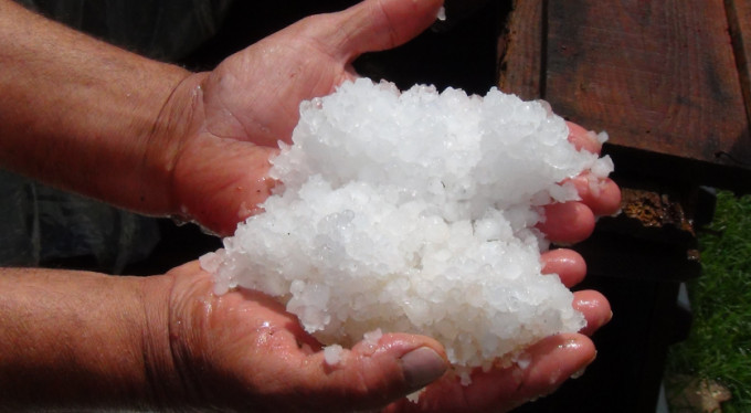 Bursa'da dolu çiftçileri vurdu!