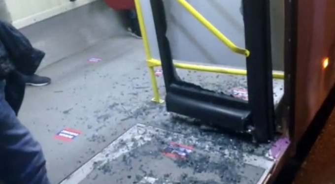 Geç geldi diye otobüsü taşladılar!