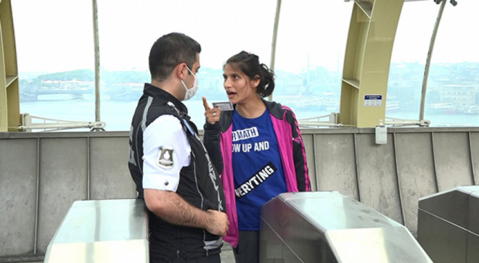 Metroya alınmayınca ortalığı birbirine kattı!