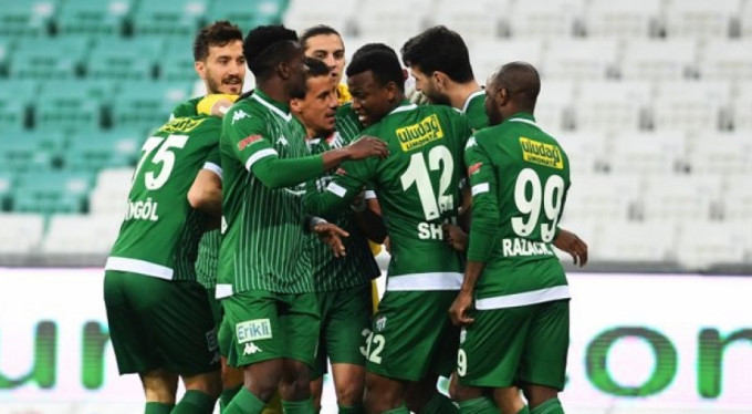 Timsah çıkış arıyor!